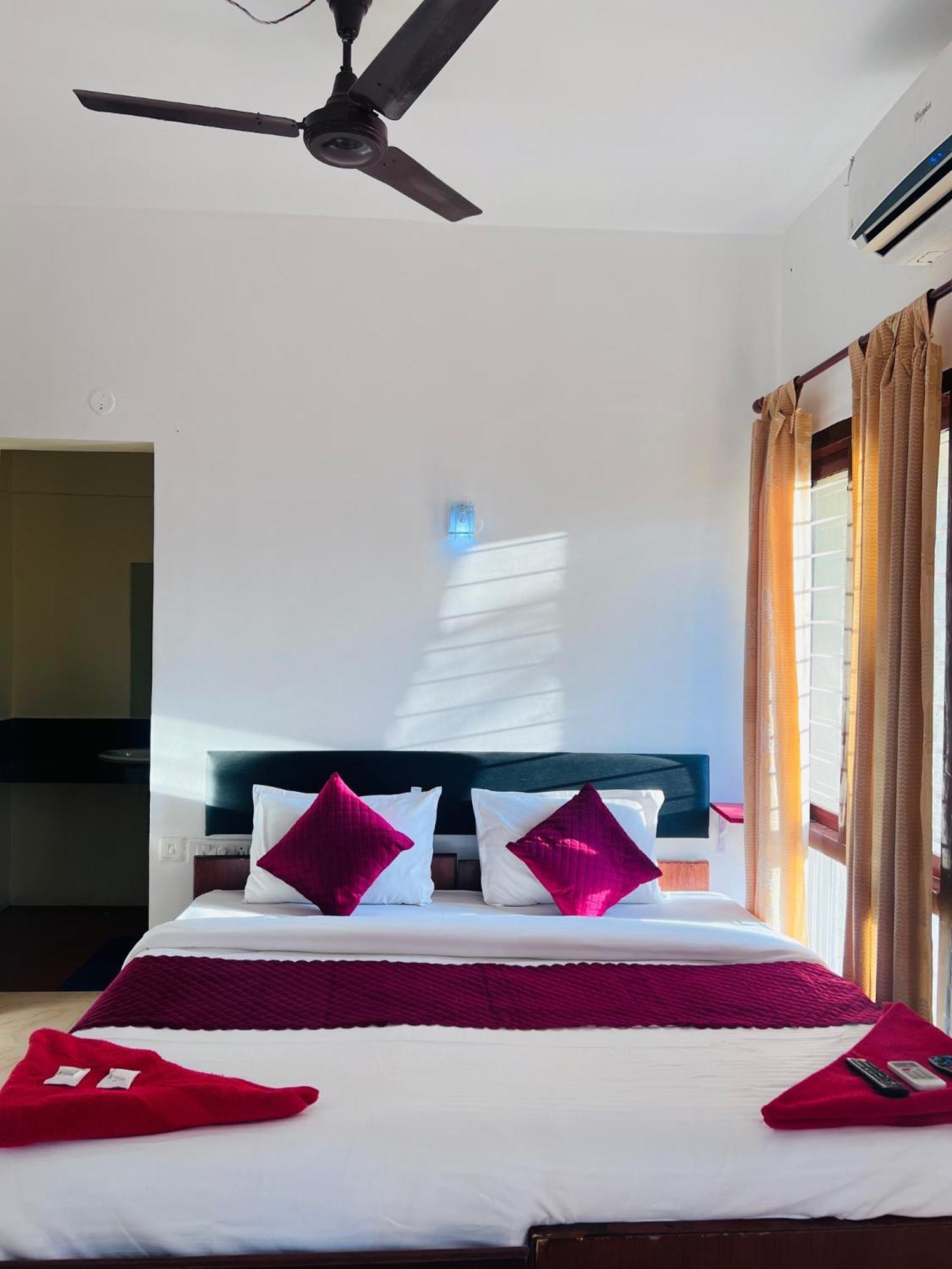 Hotel Sunday - Townhouse Club Airport Trivandrum Thiruvananthapuram Exterior foto