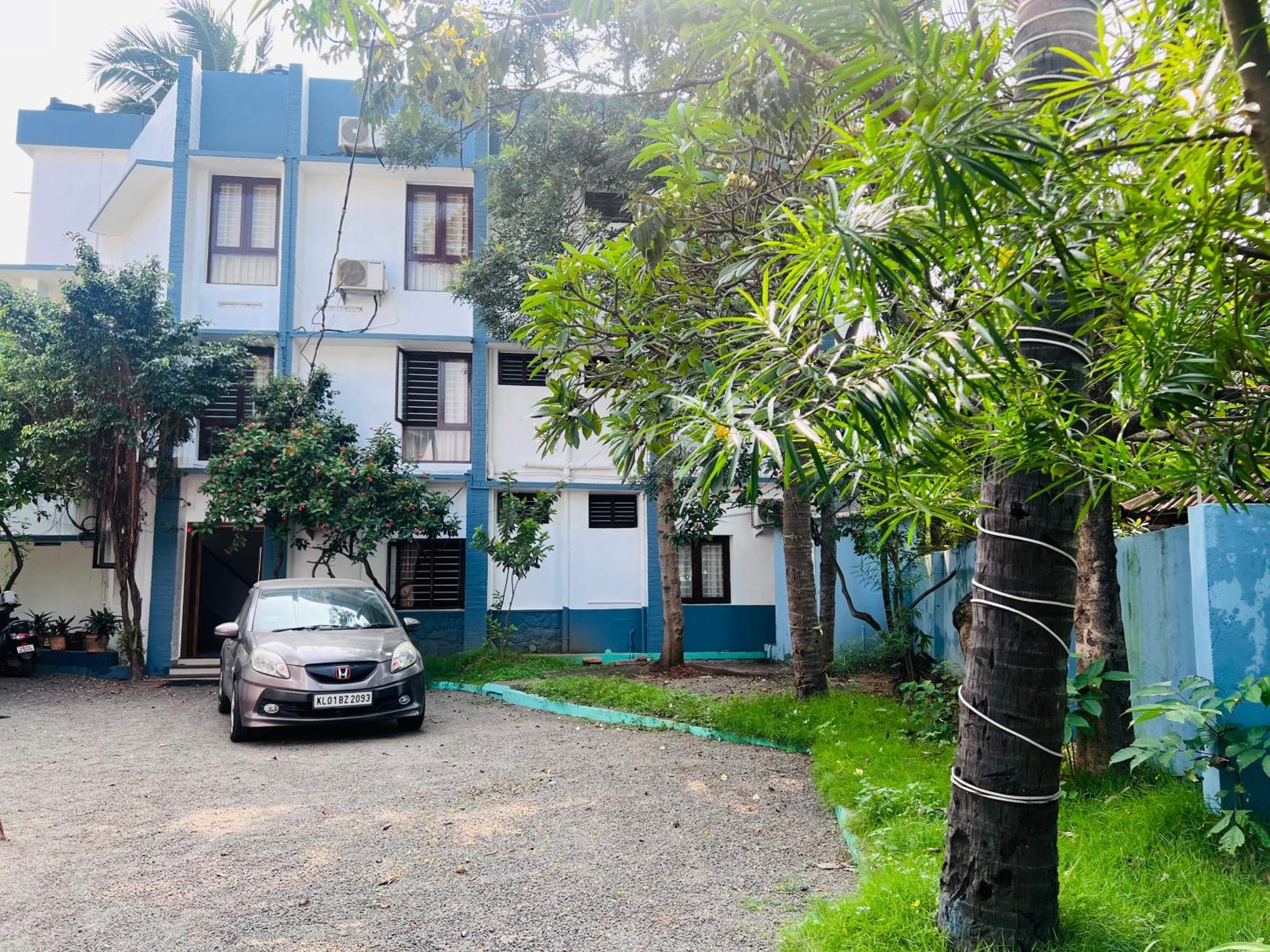 Hotel Sunday - Townhouse Club Airport Trivandrum Thiruvananthapuram Exterior foto