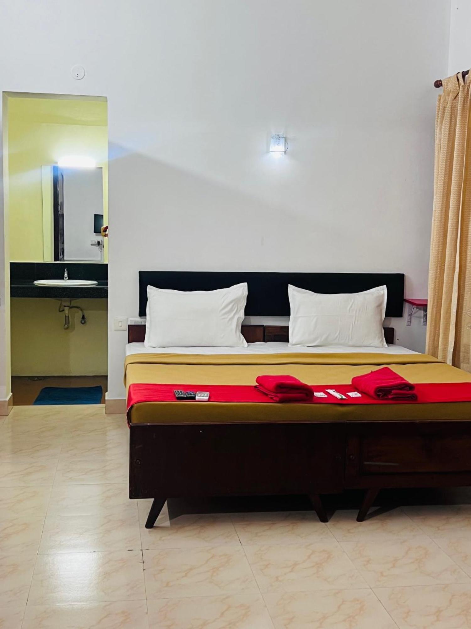 Hotel Sunday - Townhouse Club Airport Trivandrum Thiruvananthapuram Exterior foto